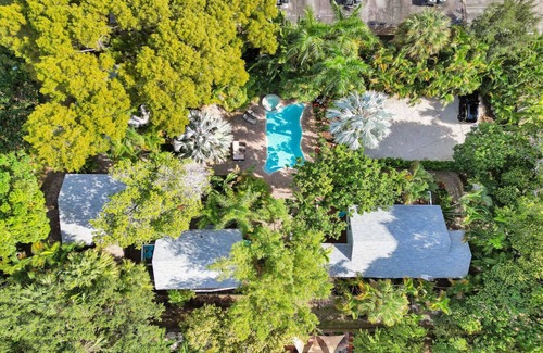 Sailboat Bend Apartment | Tropical Oasis: Studio w/Pool