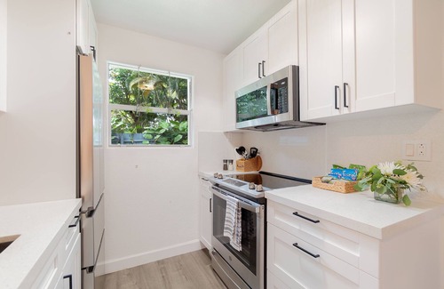 Sailboat Bend House | Tropical Paradise in Historic Sailboat Bend!