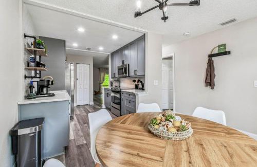 Port Tampa City House | Tropical Retreat- Pet & Family Friendly, Hot Tub, Fire Pit, Deck, Grill, 5 min to Beach