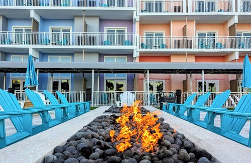 Fort Myers Beach Resort | Tropical Romantic Getaway Steps Away from Sand w/Exclusive Beach Club Access