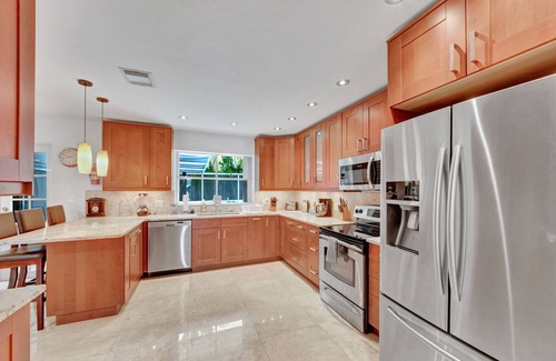 Highland Garden House | TROPICAL VACATION HOME. 6 bedrooms 4 bath pool home.