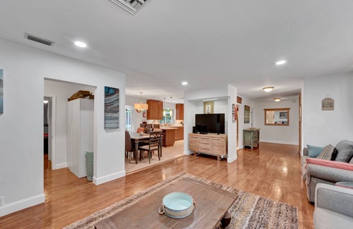 Highland Garden House | TROPICAL VACATION HOME. 6 bedrooms 4 bath pool home.