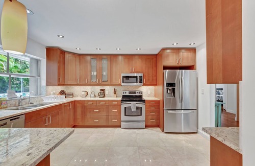 Highland Garden House | TROPICAL VACATION HOME. 6 bedrooms 4 bath pool home.