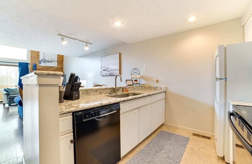 Harbor Springs Apartment | Trout Creek Resort Condo - 1 Mi to Nubs Nob!