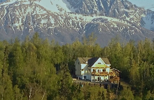 Gateway Ski Chalet | Trout Fishing Lake Front- Mt. Views- Fish, Boat, Hike, Play, Swim, sleeps 10