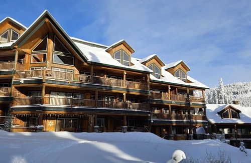 Okanagan-Similkameen Condo | True ski in/out with private hot tub and valley views