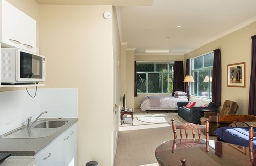 Bowentown Cottage | Tuis Nest - Bowentown Holiday Home
