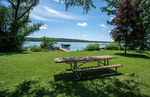 Como House | Tulip Hill – Peaceful 4 BDR 10 Min to Lake Geneva!