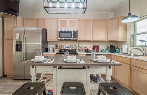 Fruita House | Tumbleweed: Cozy Modern Retreat with Pet Perks