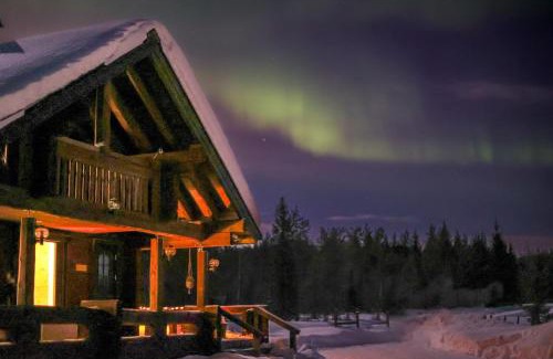 Kuusamo Ski Chalet | Tuovilan Lomamökki - Hot Tub - Lakeside log cabin