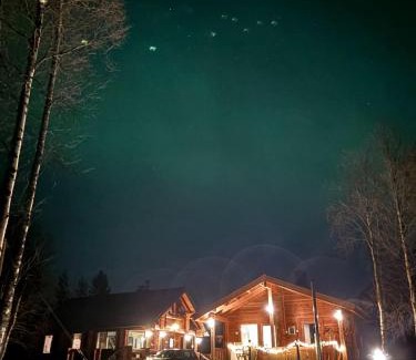 Kuusamo Ski Chalet | Tuovilan Lomamökki - Hot Tub - Lakeside log cabin