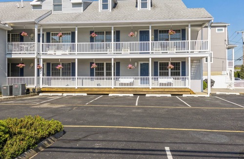 Normandy Beach Condo | TURTLE COVE AT RUNAWAY BAY! FULLY RENOVATED 2 BED 1.5 CONDO 1 BLOCK FROM BEACH!