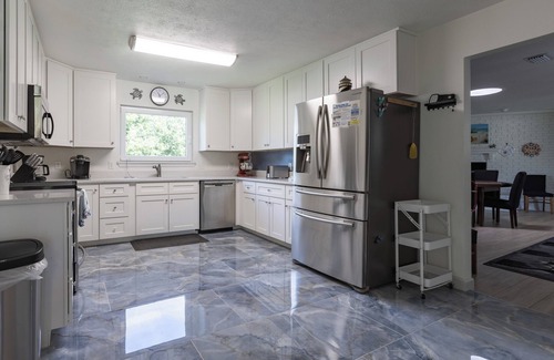 Foley House | Turtle Time Retreat-Fall Stays Are The Best! Game Room, Hot Tub!