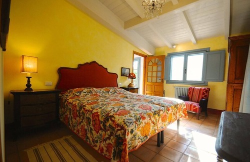 San Casciano in Val di Pesa House | Tuscan house on vineyard hilltop tucked inside lush gardens