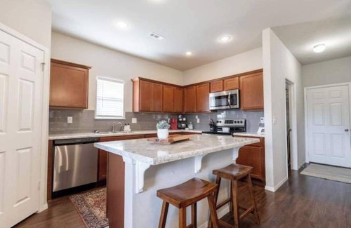 Fayetteville House | Tusk’s on Ivory! 2 miles from everything!