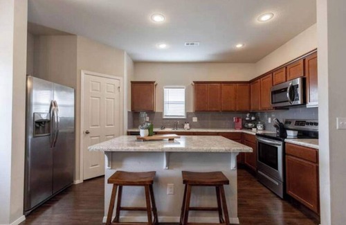 Fayetteville House | Tusk’s on Ivory! 2 miles from everything!