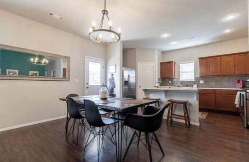 Fayetteville House | Tusk’s on Ivory! 2 miles from everything!