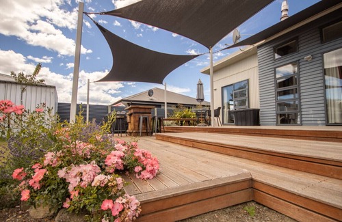 Twizel House | Tussock Retreat - Modern Open Plan, Huge Deck