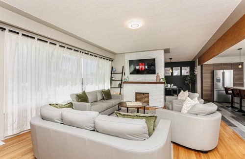 North Central Edmonton House | Twin bed Dreams W/AC - Near Rogers Place/RAH/NAIT