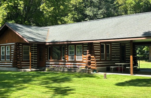 Honor Cabin | Twin Birch Resort - The Kodiak Cabin: Lake Access with Dock, Rowboat, and Kayak!