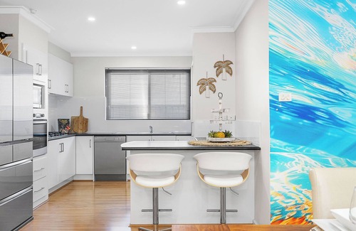 Marmion House | Twin Palms: 4BRM Coastal Retreat with Pool & BBQ.