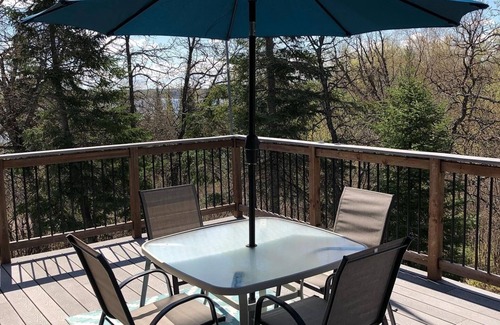 Manitoba Cabin | Twin Peaks Retreat- Cozy all-season cottage at beautiful Big Whiteshell Lake!
