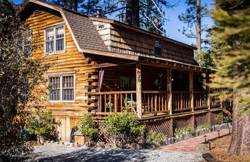 Pine Mountain Club Cabin | Twin Pines Getaway-Authentic Log Cabin with Lake and Golf Course Views