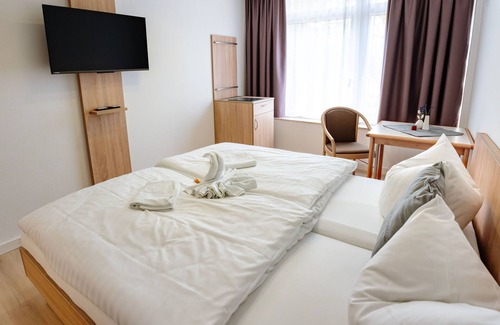 Heilbad Heiligenstadt Apartment | Twin room with private corridor bathroom/Iberg view - Sonnenschein Hotel &
