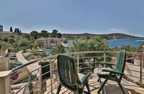 Veliki Drvenik Apartment | Two bedroom apartment with terrace and sea view Drvenik Veliki, Drvenik (A-23892-a)
