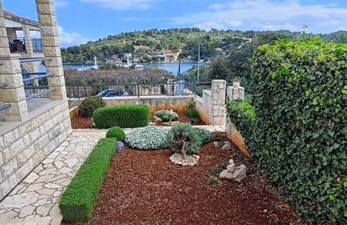 Rogac Apartment | Two bedroom apartment with terrace and sea view Rogač, Šolta (A-21346-c)