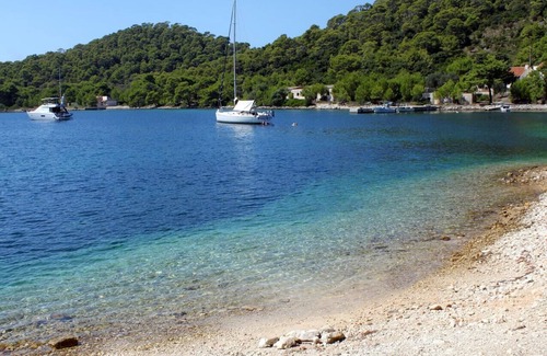 Ubli Apartment | Two bedroom apartment near beach Ubli, Lastovo (A-23365-a)