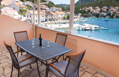 Brna Apartment | Two bedroom apartment with terrace and sea view Brna, Korčula (A-7553-a)