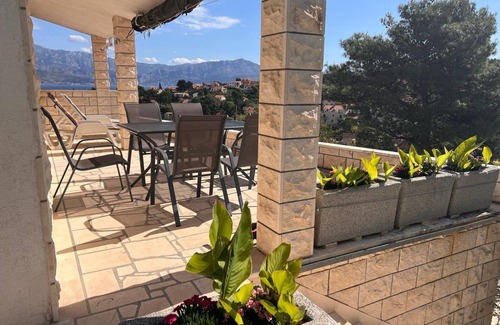 Splitska Apartment | Two bedroom apartment with terrace and sea view Splitska, Brač (A-23366-a)