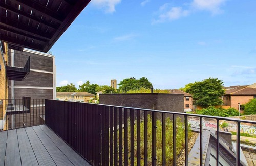 St. Pancras and Somers Town Apartment | Two Bedroom Apartment with Balcony