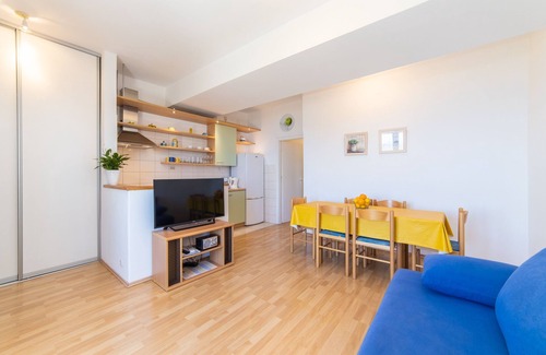 Brist Apartment | Two bedroom apartment with terrace and sea view Brist, Makarska (A-19737-a)