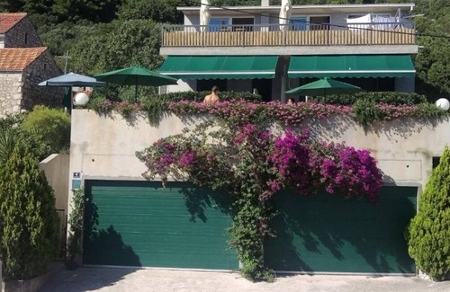 Brist Apartment | Two bedroom apartment with terrace and sea view Brist, Makarska (A-19737-a)