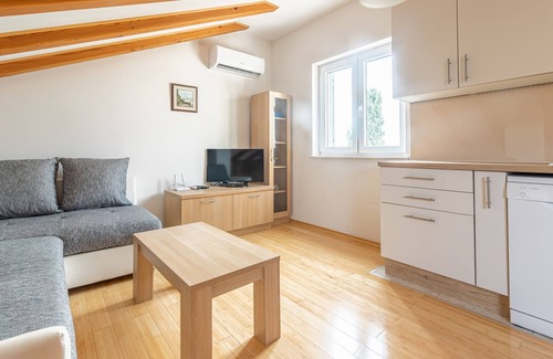 Sutivan Apartment | Two bedroom apartment with air-conditioning Sutivan, Brač (A-15665-b)
