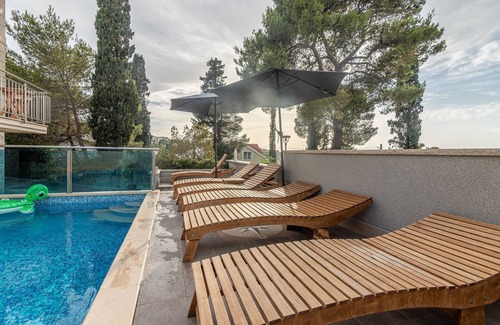 Sutivan Apartment | Two bedroom apartment with air-conditioning Sutivan, Brač (A-15665-b)