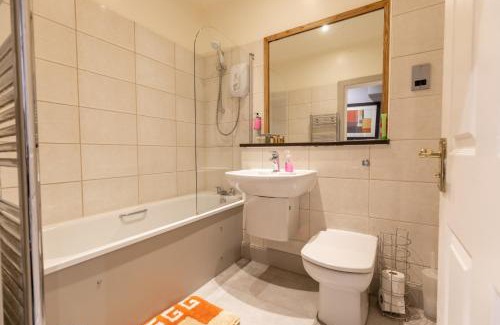 Newington Apartment | Two Bedroom Apartment Within Walking Distance to City Centre