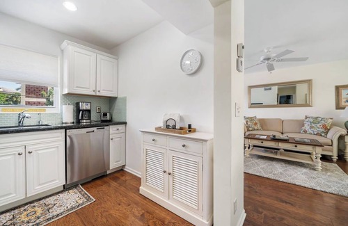 Jog Road Condo | Two Bedroom Boutique Condo 2 Blocks from the Beach and Atlantic Avenue