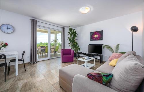 Karojba House | Two-Bedroom Holiday Home In Rakotule
