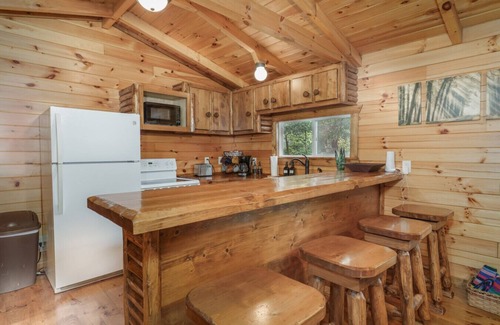 Logan Apartment | Two Cabins|Sleeps 12| Hot Tubs| Games| Fire Pits