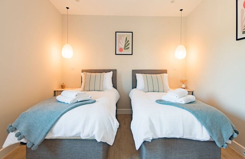 Ashford House | Two contemporary pet friendly barns by Bloom Stays - 8 guests in 4 bedrooms