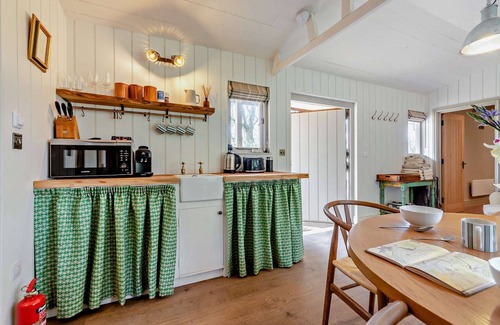 Brimpsfield Cottage | Two dog friendly holiday properties with hot tub - Keepers Homes