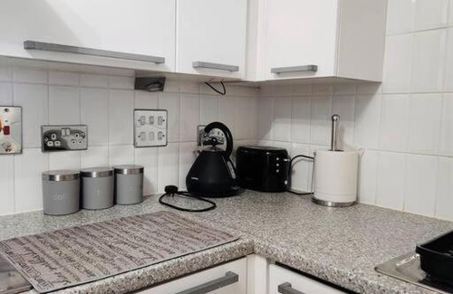 Hatfield Apartment | Two Double Bedroom Apartment with Allocated Parking and Fast WiFi in Hatfield