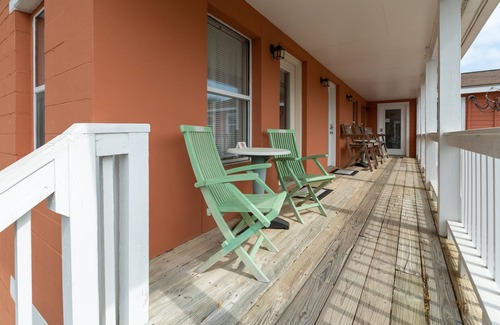 Isle of Palms Condo | Two-Eleven Studio, 4 Min to Your Toes in the Sand
