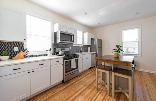 Lower Vailsburg Apartment | Two floor Urban Oasis: King Bed Near NYC Train