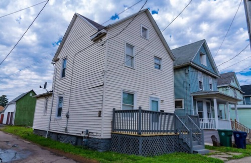 Niagara Falls House | Two Homes, 5 Min to Falls, Sleeps 20, 4 Min Apart