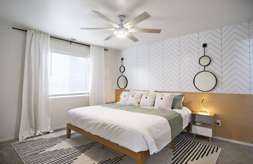 Caldwell House | TWO Houses NEXT DOOR! 6bed/4bath Sleeps 16 total!
