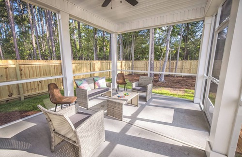 Kings Grant House | Two King beds, Game Room, Screen Room, Fully Fenced in Yard Beautiful Home!